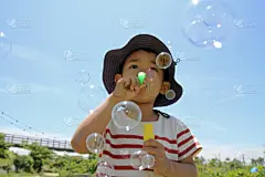 吹泡泡,日本人,男孩,天空,学龄前,学龄前儿童,水平画幅,短袖,蓝色,仅日本人