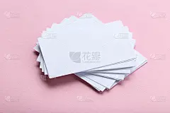 粉红色背景的空白名片