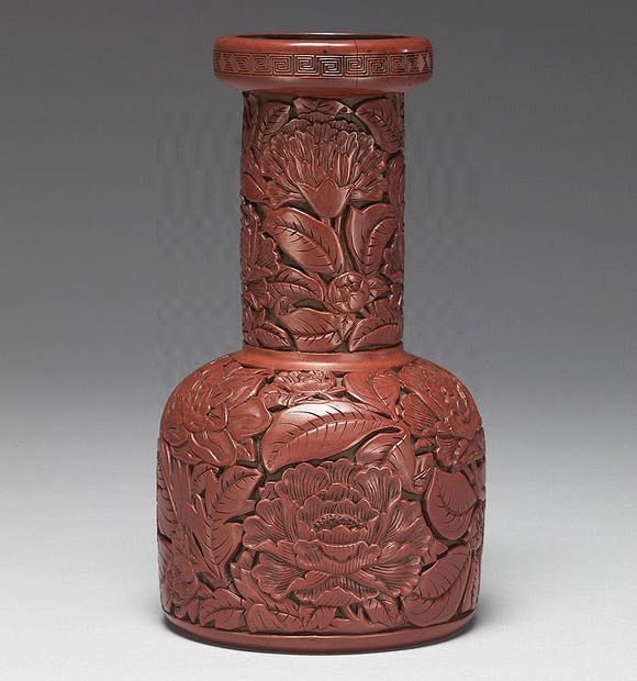 明　永乐　剔红漆花卉瓶 
雕漆是中国漆工...
