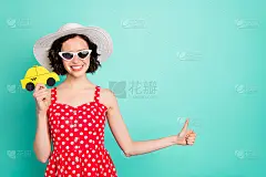 近距离的copyspace照片美丽可爱的女孩试图推荐和广告出租车，而孤立与蓝绿色的背景