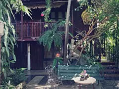 由于已到泰国旅行旺季，又恰逢旺中之旺的水灯节，提前半个月上网查询旅馆已订满了80%，性价比很差~于是，本着“船到桥头自然直”的最高原则，干脆什么也没定，到了再说~结果，让我找到这家Gap's guestHouse，也是偶然在一个帖子中发现，他家从里到外都很酷，古城里离塔佩门步行5分钟，从不预订不还价，先到先得，于是我们很幸运的先得了一间，人品爆发，花园木屋，550泰铢含早餐，可还行？在旺季未定房的朋友可以来试试运气哦~,文心童鞋