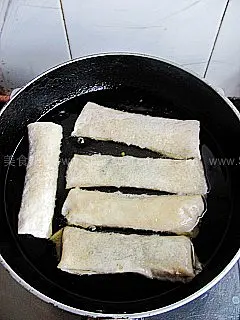 如何做韭菜肉春卷的做法（立春“炸春”喜迎）