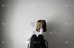 压力大的女人，举手摸摸头，心不在焉，不开心的感觉
