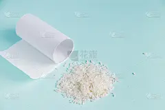 恐慌性抢购检疫物品——卫生纸和大米。全球冠状病毒疫情。