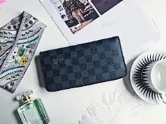 服饰系列实景驴家长款拉链钱包 男女同款细节场景图YTXS_126 驴家长款拉链钱包 男女同款_IMG_5593