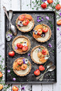 Happy Sunday! I made these delicious raw white chocolate cheesecake tarts for my family today. They turned out so tasty and beautifully. I thought i would share the recipe with you  These tarts are insanely creamy, delicious and couldn’t be easier to make