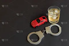 手铐,含酒精饮料,汽车,彩色背景,司机,警官,喝醉的,韧性,危险,禁止的