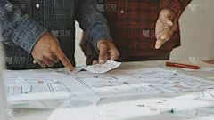 设计师手绘(UX) (UI)平面设计师创意草图规划应用程序流程开发原型用于智能手机上的应用程序