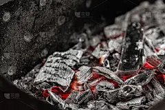 炙热的白煤和黑煤在烤架上闷烧