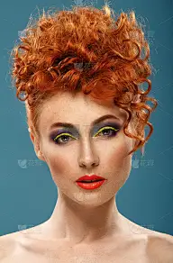 红发。漂亮的女孩，色彩亮丽的妆容