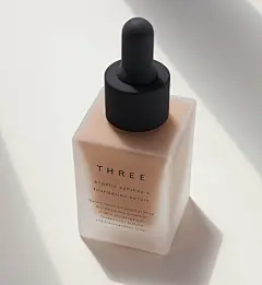 NEW BASE MAKEUP | THREE（スリー） : 真に洗練された肌を求めて。自分らしさで表情を満たし、あふれ出る生命感。素肌の生命感を、ベースメイクで呼び覚ますように。塗ることでより一層自分らしくいられる、自然なつけ心地と仕上がりを大切に。そんなTHREEのベースメイクを象徴する、満ち足りた素肌に出会うためのファンデーション。