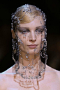 Armani Privé Haute Couture FW 2012｜一帘幽梦，令人惊艳的神秘水晶面纱…