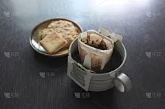 速溶现煮咖啡，滴袋现煮咖啡配奶油饼干。用于插入文本的复制空间