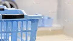 自助洗衣房的蓝篮子