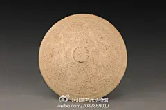 ：《中和之美——定窑陶瓷艺术展》——“刘六郎”款菊花纹印花碗模（金代 公元1115年-1234年）现藏河北省曲阳县文物保管所。平口内敛，斜直腹，小底，瓷胎。内壁刻有“甲辰蕤賔（bin)十四日刘六郎”字款，腹部刻三朵盛开的菊花，枝繁叶茂，生意盎然，底部中心饰五瓣小花一朵。