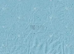 蓝色皱巴巴的牛皮纸背景，有细小的颗粒。有皱纹的纸的横向照片