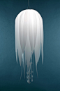 像水母漂浮在空中 Roxy Russell灯具赏




像是从深海里升起，然后逐渐凝固在半空中，透着明亮的光，这些就是加利福利亚洲设计师 Roxy Russell 用聚酯薄膜 制作的、形似水母的系列灯具 Medusae。





轻柔而空灵，展示着这海洋生物带来的独特美感。





设计师还从希腊神话中为每一款灯具选取名字，让这些带来光明的事物本身就有美好的寓意。