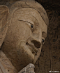 【眼神】

刻眼线是属于一道非常细化的工序，十分谨慎，在此前，眼睛只是一个球状凸起，尽管各工匠在实际操作时可能会有不同，但这道工序一定是排在后面来完成的。

在动刀之前，需要在凸起的球体上画出眼睛的轮廓和位置，需要画得很准确以便于雕刻，此时的眼睛是一种经过许多遍细微打磨之后逐渐呈现出 ​​​​...展开全文c