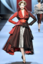【视频】详解克里斯汀·迪奥 (Christian Dior) 2011春夏高级定制秀“五十度红”礼服裙制作过程
