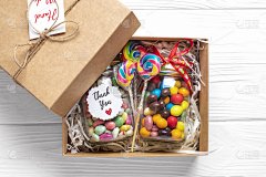 手工制作的爱心包，带有糖果的季节礼品盒，白色桌上的杯子，为家人，朋友，女孩的感恩节，圣诞节，圣诞节，