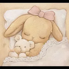 一幅可爱而柔软的画作，描绘了一只可爱的小兔子，它长着又大又松软的耳朵，仰卧在床上，手里抱着一个玩具毛绒玩具。背景是柔和的奶油色，边缘有精致的白色蕾丝饰边。一条粉红色的丝带装饰着一只耳朵，另一条则放在他的头下以保持温暖。这个异想天开的场景捕捉了儿童托儿所艺术典型的纯真和宁静，非常适合作为年轻家庭的墙壁装饰或新的房间设计，它是以日本艺术家的风格绘制的。在日本文化中，审美、说明画风格、 插图、