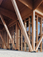 眺望远山 - 意大利多功能会议中心_建筑 : 来自 Studio Botter + Studio Bressan 对gooood的分享项目的设计灵感来自Agordinian山脉的典型建筑，采用木制框架和交叉支撑元素。 网状结构作为该项目…