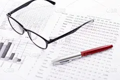 业务组成用眼镜笔和财务统计表
