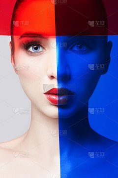 一个特写女人的肖像与红色和蓝色的电影在她的脸上，完美的嘴唇和干净美丽的皮肤。面部护理，完美妆容