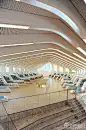 在鲸鱼的肋骨里读书？融合海洋与城市文化的挪威Vennesla图书馆 by Helen &amp; Hard：图书馆以27根巨型肋骨组成，呈现了流线型的动态美学，并一肩撑起了建筑梁、柱结构、视觉空间表现，同时也有空调管道、照明灯带，以及书架和座椅的功能，完全符合北欧设计的实用主义！...O在鲸鱼的肋骨里读书？融合海洋与城市文化的挪威Vennesla图书馆 by Helen &amp; Hard