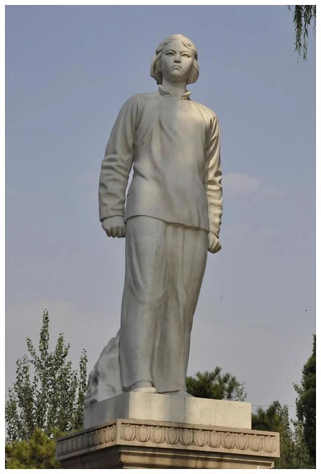 《刘胡兰》是雕塑家王朝闻的代表作品