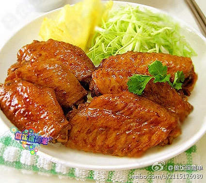 【菠萝鸡中翼】1鸡翅清净沥干2适量菠萝切小块不可太多3炒锅倒油烧热后放鸡翅带鸡皮的一面朝下煎好一面再煎另一面取出控油4 