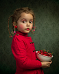 澳大利亚摄影师 Bill Gekas 的儿童人像摄影《Cherries》 Pentax K-5 28 mm 1/125 sec. 光圈4.5 ISO/Film 80