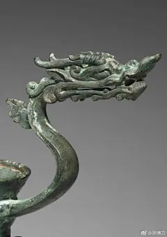 南北朝时期铜鐎[jiāo]斗&lt;br/&gt;该件鐎斗尤其精美。&lt;br/&gt;鐎斗是煮茶的器物，汉魏至南北朝时期，饮茶方式为煮茶，茶叶与“葱、姜、枣、橘皮、薄荷”等同煮。唐代陆羽评价其：“如沟渠间弃水”。到唐代，流行起将磨细的茶叶粉末与水同煮的饮茶方式，晚唐时出现用开水冲泡研磨后的茶叶粉末的“点茶法”。至宋代，“ ​​​​...展开全文c
