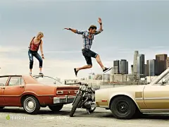 时尚男女牛仔裤户外海报广告—站在车上的美女和腾空跳跃的男人