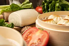 白面馒头煎包子早餐面点面食美食摄影图