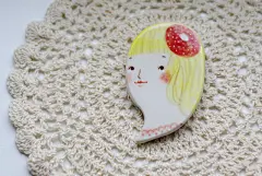 木偶走天涯｜化作动漫版的人物形象，可爱可亲，再转化为生活中的装饰品，这便是生活的艺术，创意是创作的最大特色，生活是创意的源泉。头像陶瓷饰品，别针，装饰相框，项链坠子，勺子等，手巧描画着人物的不同表情，神态，将人物情景化，非常呈现出生活的人物现状，以上是韩国陶瓷设计师MinLee的陶瓷作品《人物》。转自/木偶走天涯http://www.moonou.com/11340.html