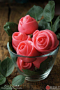 娇艳欲滴---玫瑰花卷
玫瑰绚丽多彩、娇艳欲滴，能让人赏心悦目，如醉如痴；馒头，平凡、朴实，能填饱肚子。经过创意，将两者相结合，再利于水果、蔬菜的天然色素，让馒头犹如玫瑰花般浪漫、娇艳
