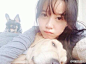 3日，#具惠善#个人推特更新，上传一张自拍照，附文“新年快乐”。照片中的#具惠善#抱着狗狗看着镜头自拍的清纯模样，特别是素颜的美貌更是吸引大众视线！ |韩国
