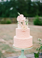 当婚礼蛋糕遇上美艳鲜花，邂逅一段浪漫而优雅的甜蜜时光

一直以来，鲜花和婚礼蛋糕都是每场婚礼不可少的主角。用鲜花装点婚礼蛋糕也变得流行起来。哪怕是一朵花的点缀，也能让整个蛋糕看起来简单而优雅。当粉色的玫瑰花瓣轻轻飘落蛋糕之上，让你在玫瑰的余香之中回味蛋糕的甜蜜！
