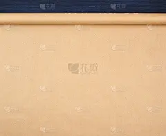 未扭曲的棕色牛皮纸卷在蓝色木制背景_5117338694