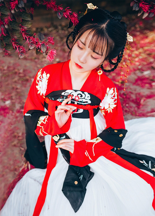 蕊香不恋琵琶结，
舞衣折损藏花蝶。

出...