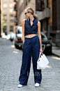超模卡莉·克劳斯 (Karlie Kloss) 2015春夏纽约时装周秀场外街拍，阔腿裤配球鞋依旧显出高挑好身材！
