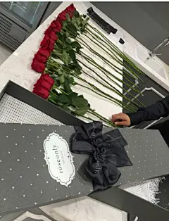 北京鲜花速递roseonly玫瑰花一生只送一人，roseonly玫瑰花，向客户传递信者得爱，爱是唯一。Trust roseonly,Trust love的理念，要求一辈子只能送一人。虽然价格不菲，但却成为高端人士、演艺明星们最好的示爱礼物。在此之前，杨幂、李小璐也曾收到过男友、老公定制的玫瑰花，由于情人节、七夕情人节、圣诞节该店的玫瑰都是限量版，因而能收到玫瑰的女士都是幸福的幸运儿。
