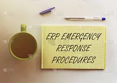 男子拿着印有ERP应急响应程序文字的试卷放在印有办公室背景的衬衫上