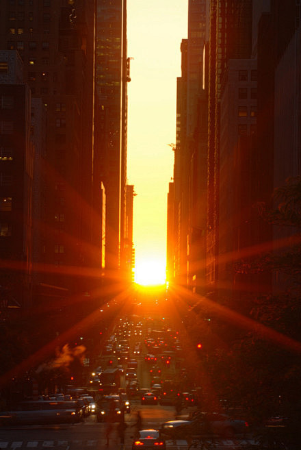 曼哈顿悬日，自然景观与人类文明交相辉映。