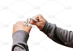 男青年手里拿着碎烟。保健理念:戒烟。孤立的白色背景和剪辑路径