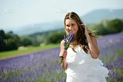 浪漫肖像欢快迷人的年轻女子薰衣草田夏天幸福