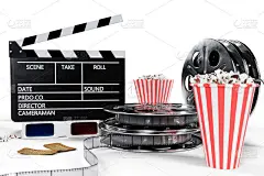 3D插图，导演椅子，电影拍手，爆米花，3D眼镜，胶片条，胶片卷轴和杯与碳酸饮料孤立的白色背景。电影产