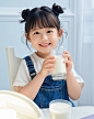 小女孩喝牛奶 (3)