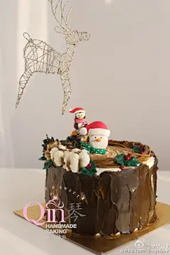 2015年，琴琴烘焙教室搬进新店啦！七周年里，从兴趣到漫漫烘焙路，一路走来，有苦，有甜，有泪，有笑，从不曾忘记恋上烘焙的那颗初心，更不曾忘记支持着琴琴烘焙的每一位朋友，为庆祝乔迁之喜，在这个岁末，推出一系列的圣诞甜品，快来一起点亮你的圣诞夜吧！O点击 2宁波·翠柏路